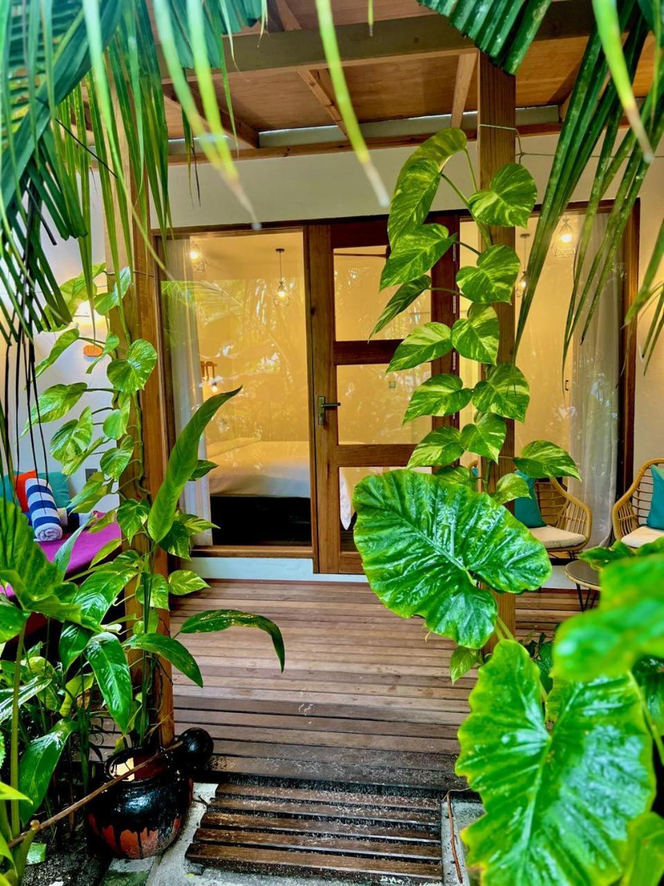 Seaside Dhigurah Hotel Дхигура Екстериор снимка